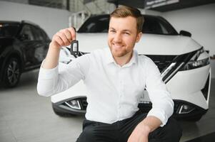 content acheteur en portant clés près le voiture dans de face de le moderne avtosalon bâtiment photo