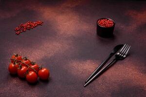 vide béton cuisine surface avec sel, piment de la Jamaïque et Cerise tomates, copie espace photo