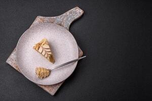 pièce de délicieux sucré esterhazy gâteau avec des noisettes et crème photo