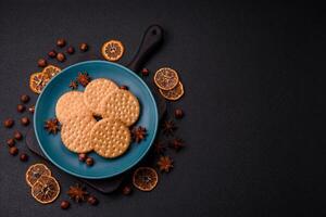 rond à pois casse-croûte casse-croûte biscuits avec crème sur une foncé béton Contexte photo