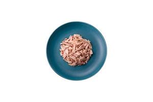 délicieux en conserve diététique thon Viande avec sel, épices et pétrole photo