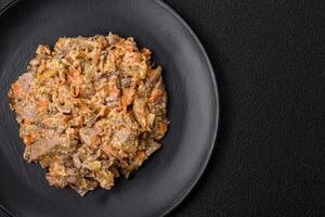 délicieux bouilli du boeuf ou porc langue tranché avec carottes, oignons, acide crème et épices photo