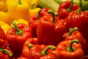 Frais rouge et Jaune biologique cloche poivrons sur le compteur dans le supermarché. photo