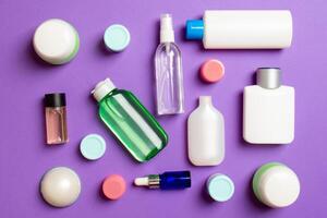 groupe de Plastique soin du corps bouteille plat allonger composition avec cosmétique des produits sur coloré Contexte vide espace pour vous conception. ensemble de blanc cosmétique conteneurs, Haut vue avec copie espace photo