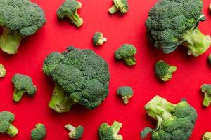 vert Frais brocoli Contexte proche en haut sur coloré tableau. des légumes pour régime et en bonne santé alimentaire. biologique nourriture photo