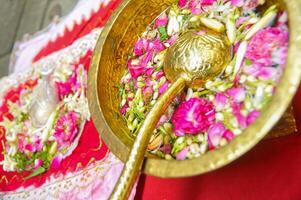 dispositif pour le traditionnel Javanais mariage procession appelé ngidak tigan ou faire un pas sur des œufs photo