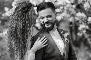 une barbu jeune marié et une fille avec vert cheveux sont en marchant photo