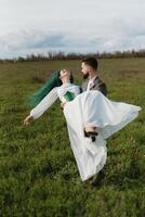 une barbu jeune marié et une fille avec vert cheveux Danse et tournoiement photo