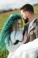 une barbu jeune marié et une fille avec vert cheveux Danse et tournoiement photo