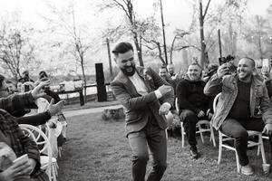 mariage la cérémonie de le jeunes mariés dans une pays chalet photo