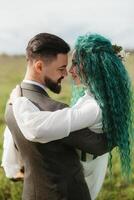 une barbu jeune marié et une fille avec vert cheveux Danse et tournoiement photo