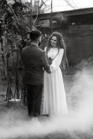 le premier mariage Danse de le la mariée et jeune marié dans le clairière photo