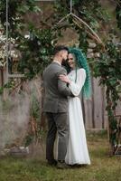 le premier mariage Danse de le la mariée et jeune marié dans le clairière photo