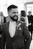 portrait de souriant jeune marié avec barbe dans gris Couleur costume photo