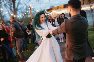 le premier mariage Danse de le la mariée et jeune marié dans le clairière photo