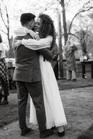 le premier mariage Danse de le la mariée et jeune marié dans le clairière photo