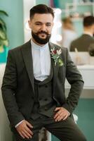portrait de souriant jeune marié avec barbe dans gris Couleur costume photo