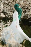 Jeune fille la mariée avec vert cheveux dans une nationale robe photo