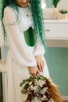 portrait de une la mariée avec vert frisé cheveux dans le beauté pièce photo