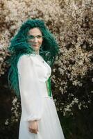 Jeune fille la mariée avec vert cheveux dans une nationale robe photo