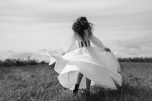 Jeune fille la mariée avec vert cheveux dans une nationale robe photo