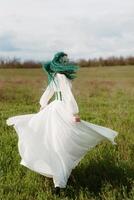 Jeune fille la mariée avec vert cheveux dans une nationale robe photo