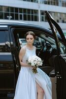 la mariée avec une noir voiture près une verre gratte-ciel photo