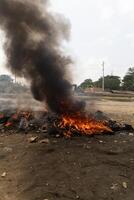 brûlant Feu dans le milieu de une saleté champ, une féroce Feu flambe dans le centre de une Dénudé saleté champ, engloutissant tout dans ses chemin. photo