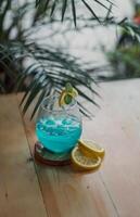 bleu et rouge des cocktails avec citron vert pour été les boissons photo