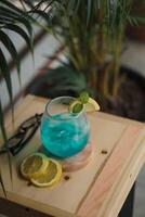 bleu et rouge des cocktails avec citron vert pour été les boissons photo