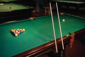 billard table avec vert surface et des balles dans le billard club.pool Jeu photo