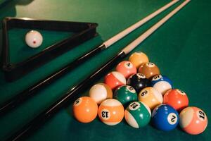 billard table avec vert surface et des balles dans le billard club.pool Jeu photo