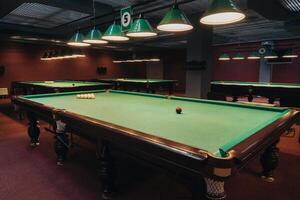 billard table avec vert surface et des balles dans le billard club.pool Jeu photo