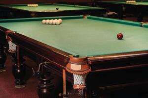 billard table avec vert surface et des balles dans le billard club.pool Jeu photo