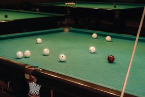 billard table avec vert surface et des balles dans le billard club.pool Jeu photo