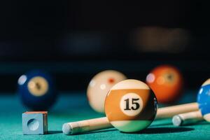 billard table avec vert surface et des balles dans le billard club.pool Jeu photo