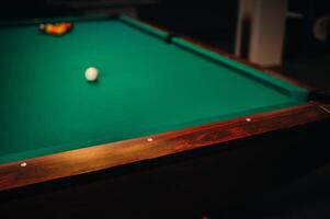 décoratif billard trou et vert table avec des balles dans le billard club photo