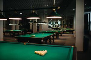billard table avec vert surface et des balles dans le billard club. photo