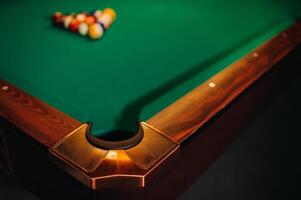 décoratif billard trou et vert table avec des balles dans le billard club photo