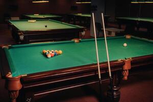 billard table avec vert surface et des balles dans le billard club.pool Jeu photo