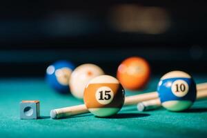 billard table avec vert surface et des balles dans le billard club.pool Jeu photo