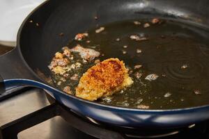 délicieux cygne côtelettes étant frit dans Accueil cuisine friture la poêle photo