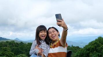 , camping dans le montagnes avec les enfants. photo