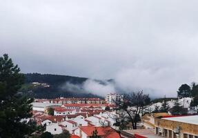 panoramique vue de une traditionnel Portugais ville, blanc Maisons avec rouge carrelé toits. photo