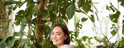 Jeune femelle entrepreneur, fille est assis avec portable dans café, travaux sur se moquer de restaurant, les boissons café et sourit photo