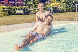 Jeune aimant couple se détend dans le hydromassage photo