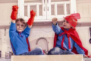 les enfants en jouant à étant magnifique héros photo