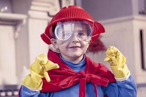 enfant en jouant à étant super-héros photo