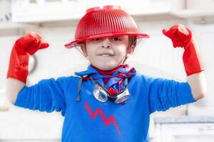 enfant en jouant à étant magnifique héros photo