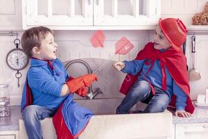 les enfants en jouant à étant magnifique héros photo